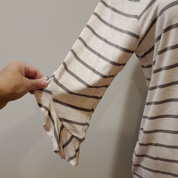 NWT Chicos Top with flutter sleeves - Picture 2 of 4
